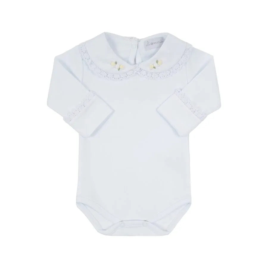 body rococó amarelo Bebê em algodão branco com gola bordada de pequenas flores amarelo Bebê e punhos com delicado acabamento em renda