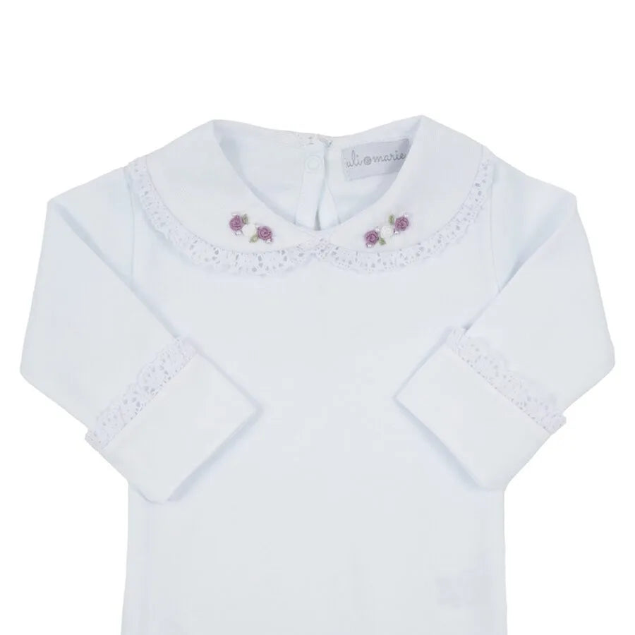 body rococó lilás em algodão branco com gola bordada de pequenas flores lilás e punhos com detalhe rendado