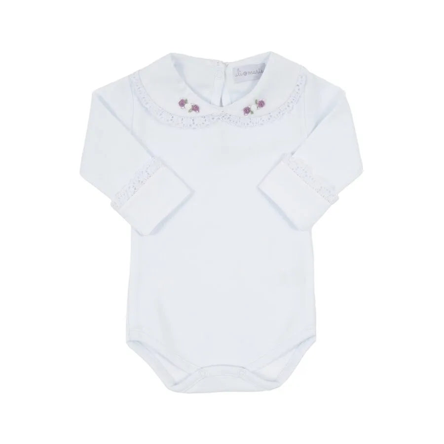 body rococó lilás em algodão branco com gola bordada de pequenas flores lilás e punhos com detalhe rendado