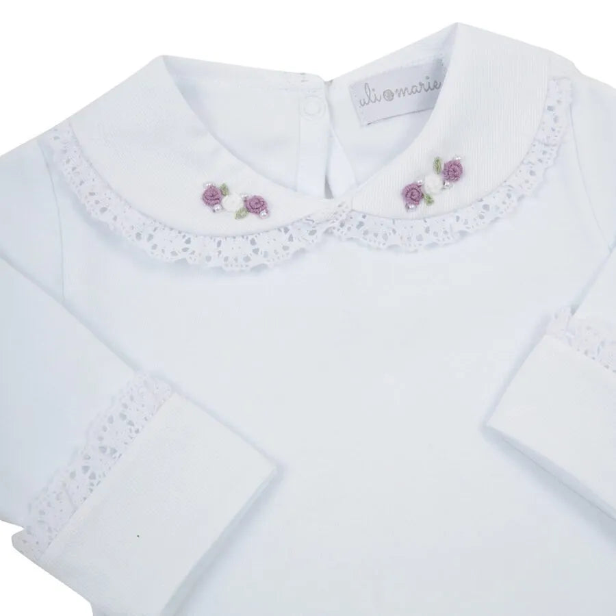 body rococó lilás em algodão branco com gola bordada de pequenas flores lilás e punhos com detalhe rendado
