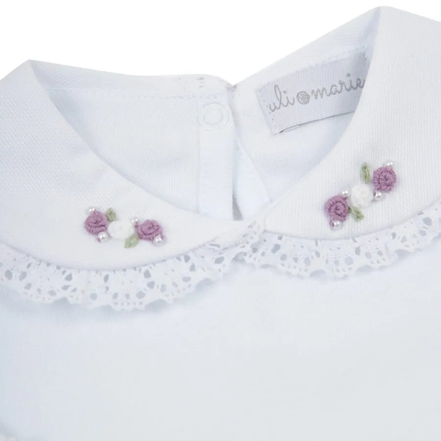body rococó lilás em algodão branco com gola bordada de pequenas flores lilás e punhos com detalhe rendado