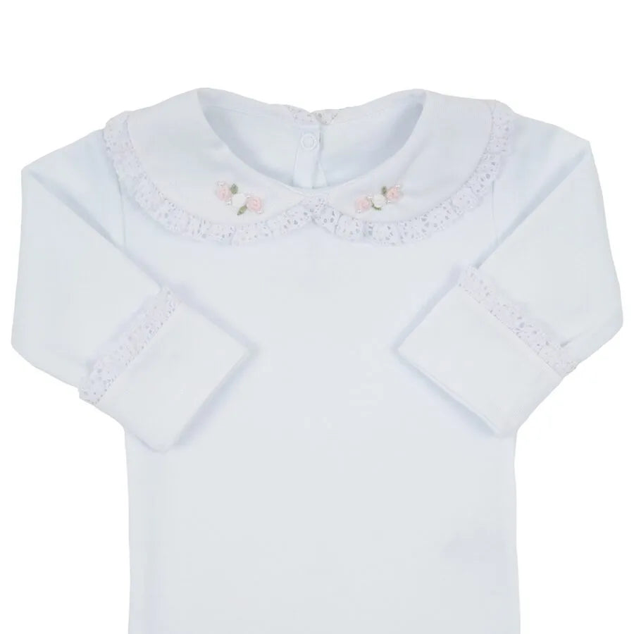 body rococó rosa bebê em algodão branco com gola bordada de pequenas flores rosa e punhos com delicado acabamento em renda