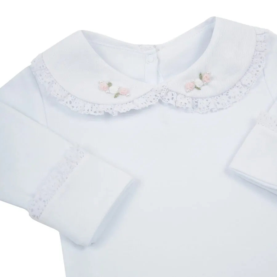 body rococó rosa bebê em algodão branco com gola bordada de pequenas flores rosa e punhos com delicado acabamento em renda