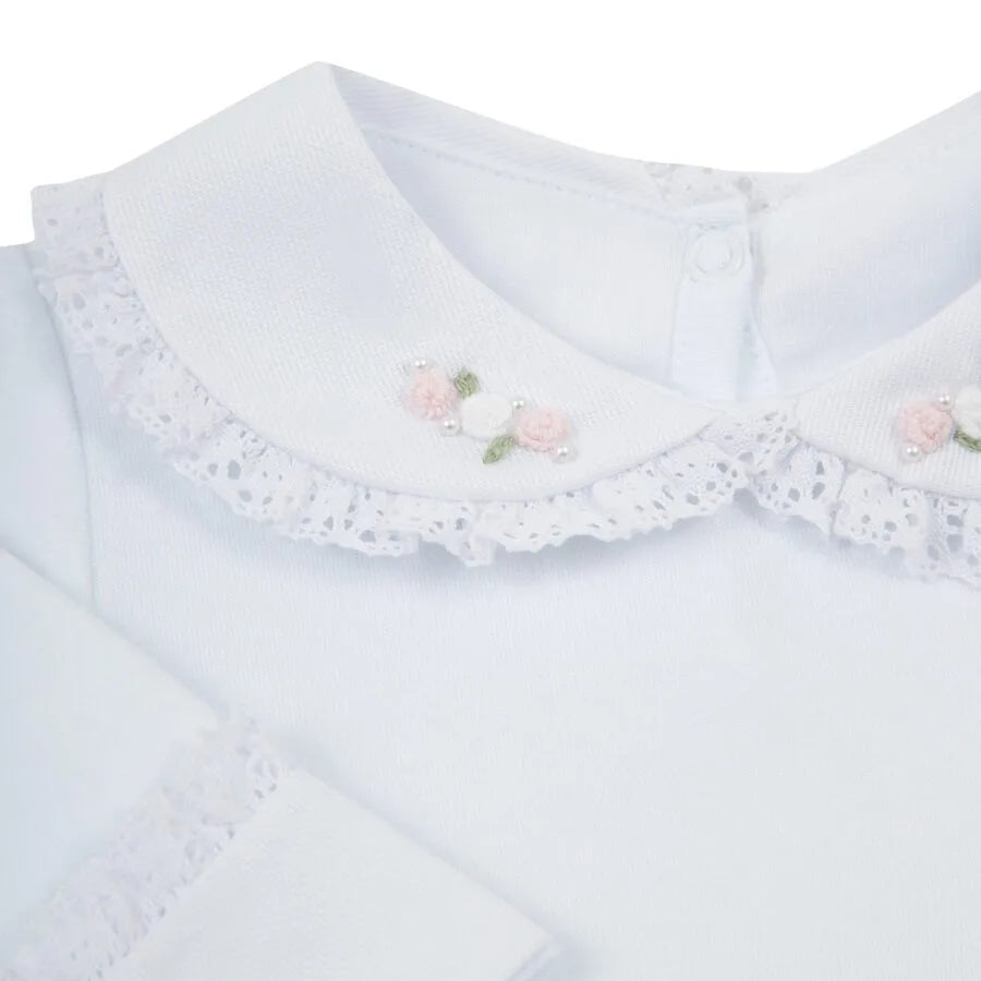 body rococó rosa bebê em algodão branco com gola bordada de pequenas flores rosa e punhos com delicado acabamento em renda