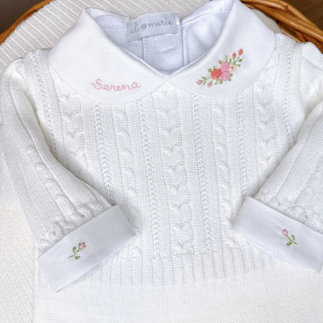body serena branco de tricot com mangas longas e gola personalizada serena com bordado de flores