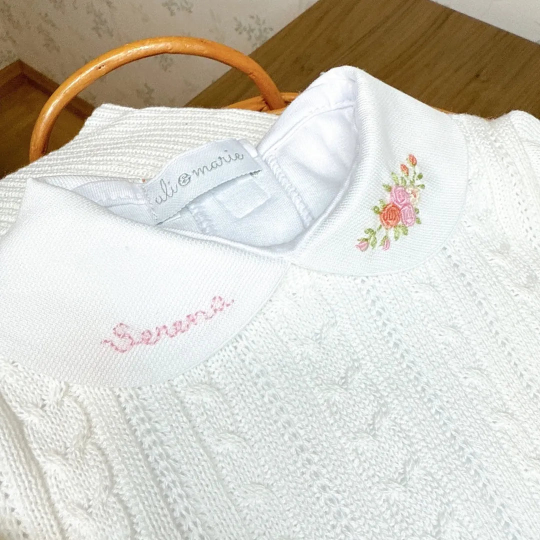 body serena branco de tricot com mangas longas e gola personalizada serena com bordado de flores
