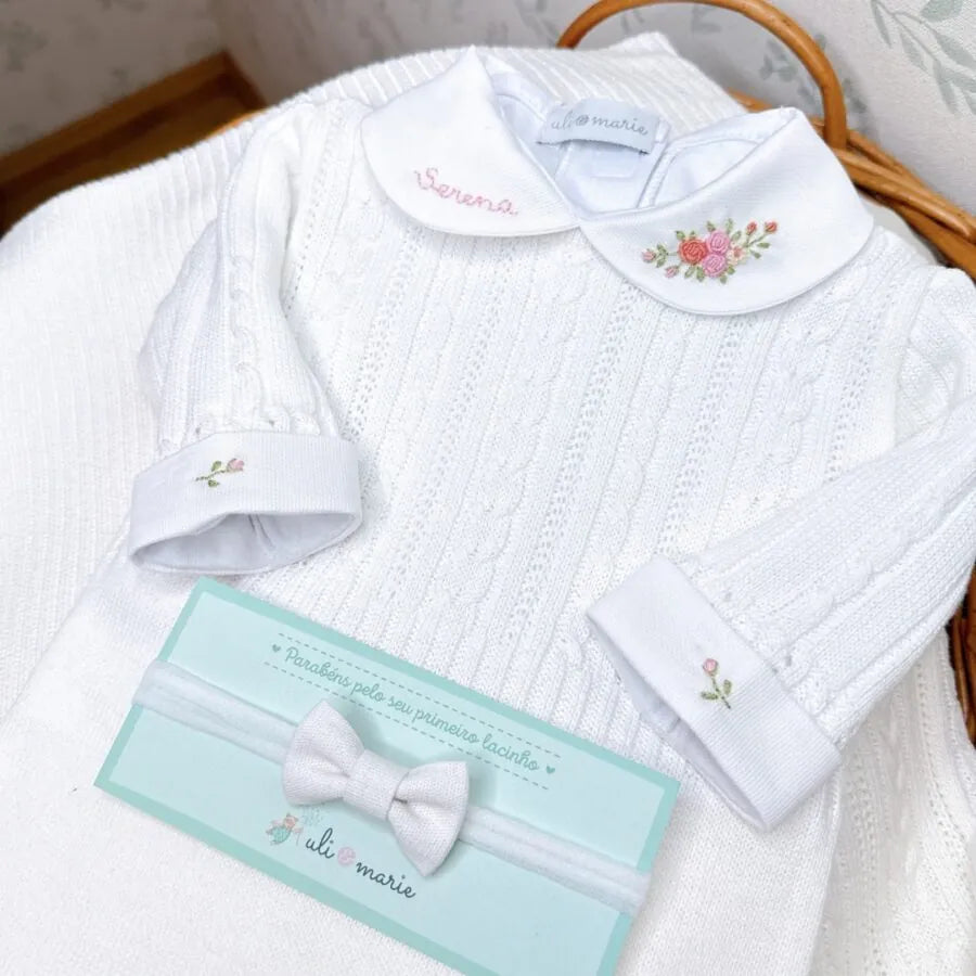 body serena branco de tricot com mangas longas e gola personalizada serena com bordado de flores