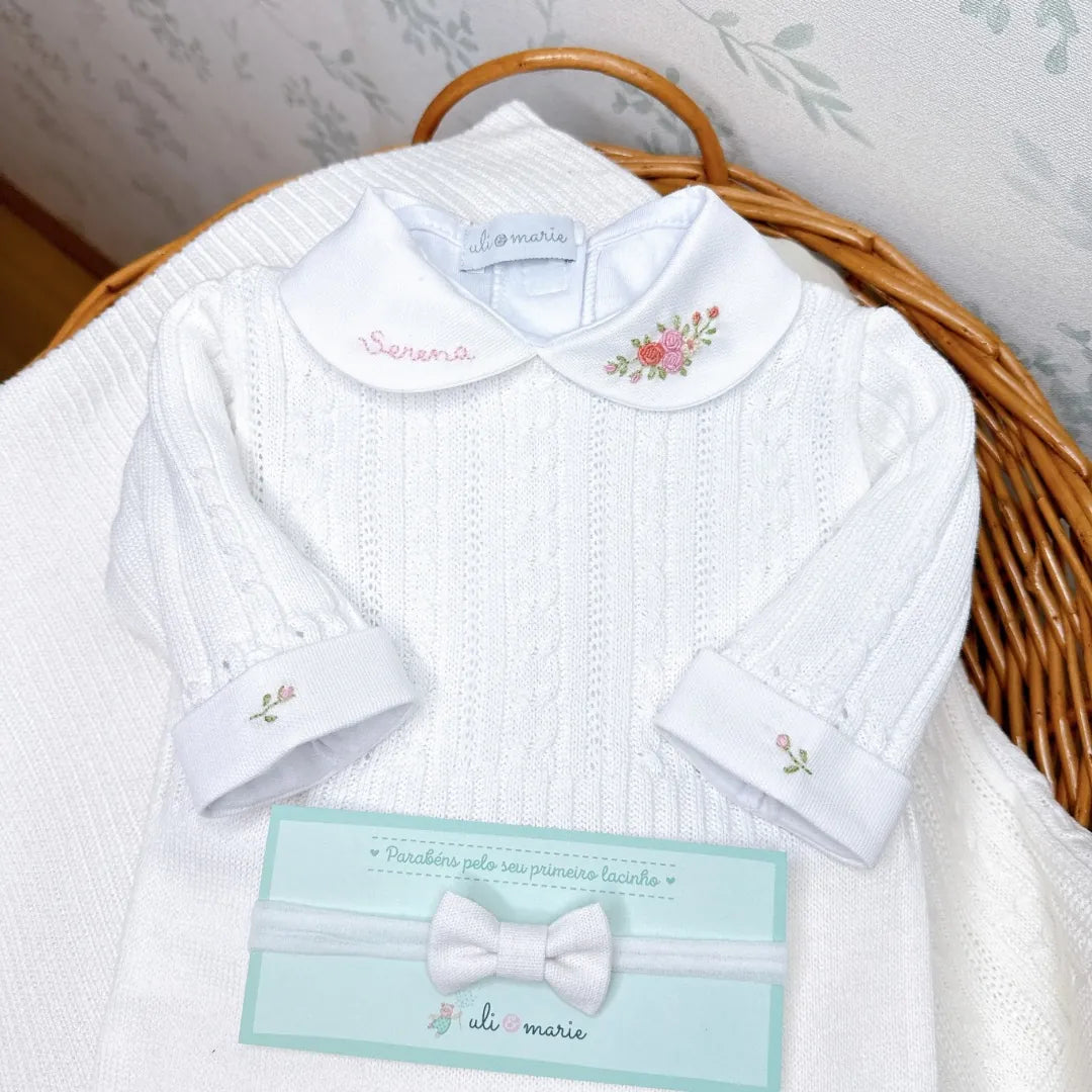 body serena branco de tricot com mangas longas e gola personalizada serena com bordado de flores
