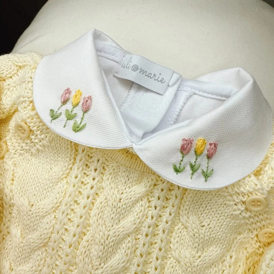 body tulipas personalizado branco com gola peter pan bordada de tulipas coloridas e detalhe delicado no punho