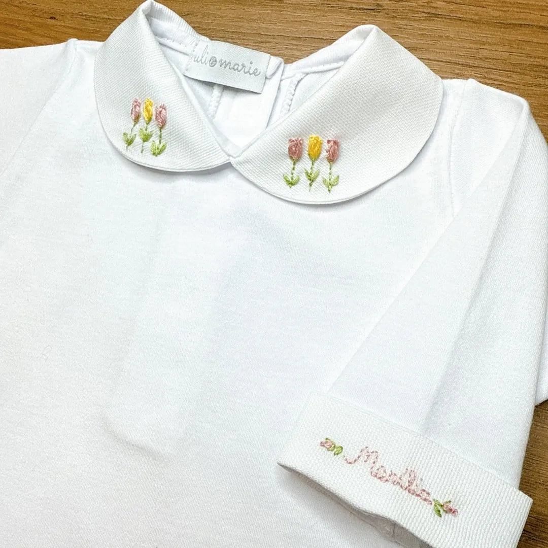 body tulipas personalizado branco com gola peter pan bordada de tulipas coloridas e detalhe delicado no punho