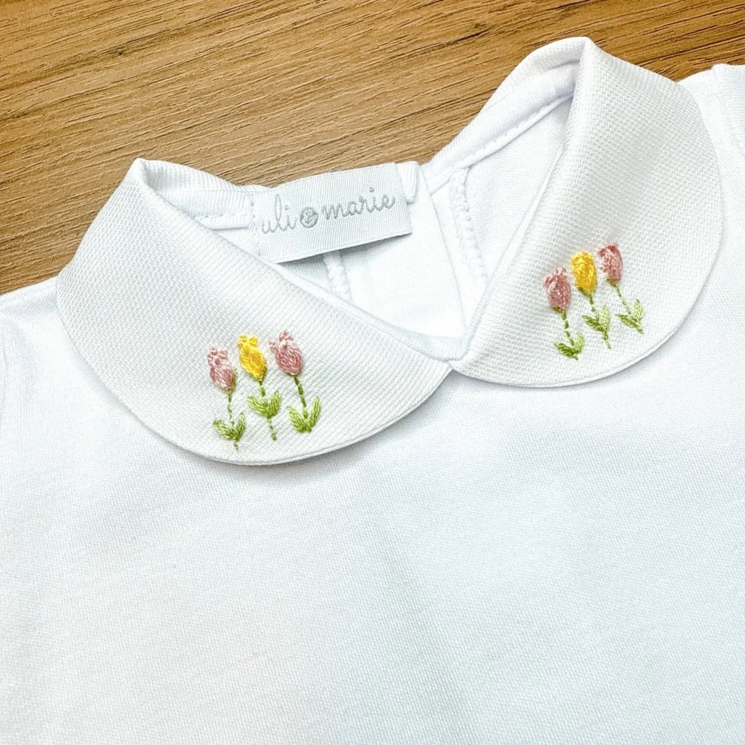 body tulipas personalizado branco com gola peter pan bordada de tulipas coloridas e detalhe delicado no punho