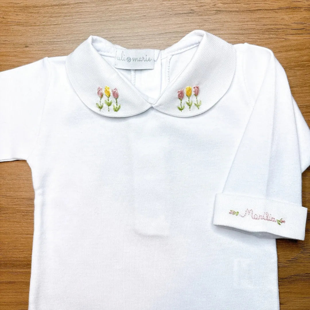 body tulipas personalizado branco com gola peter pan bordada de tulipas coloridas e detalhe delicado no punho
