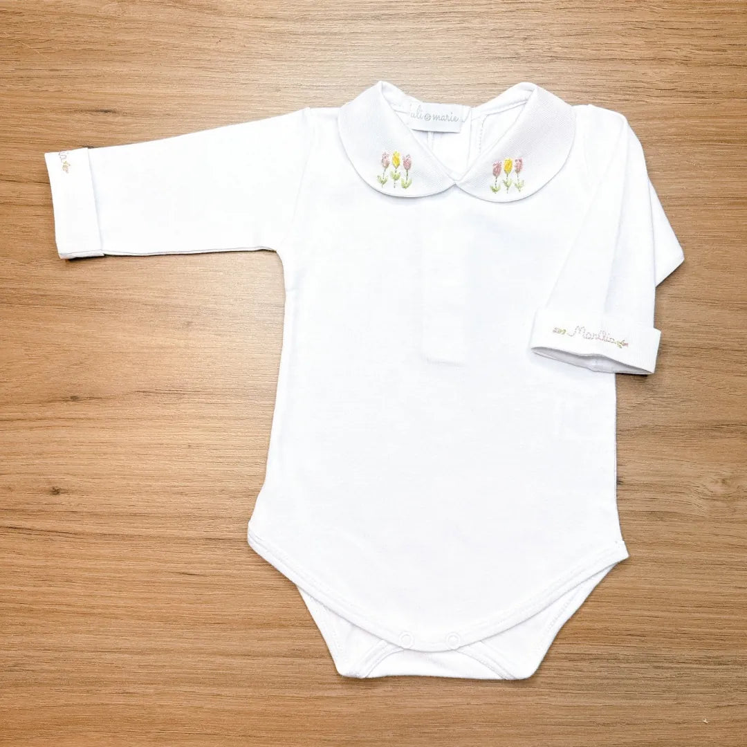 body tulipas personalizado branco com gola peter pan bordada de tulipas coloridas e detalhe delicado no punho