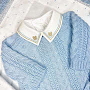 body ursinho branco com gola bordada em tons de azul e bege, decorada com pequenos ursinhos dourados