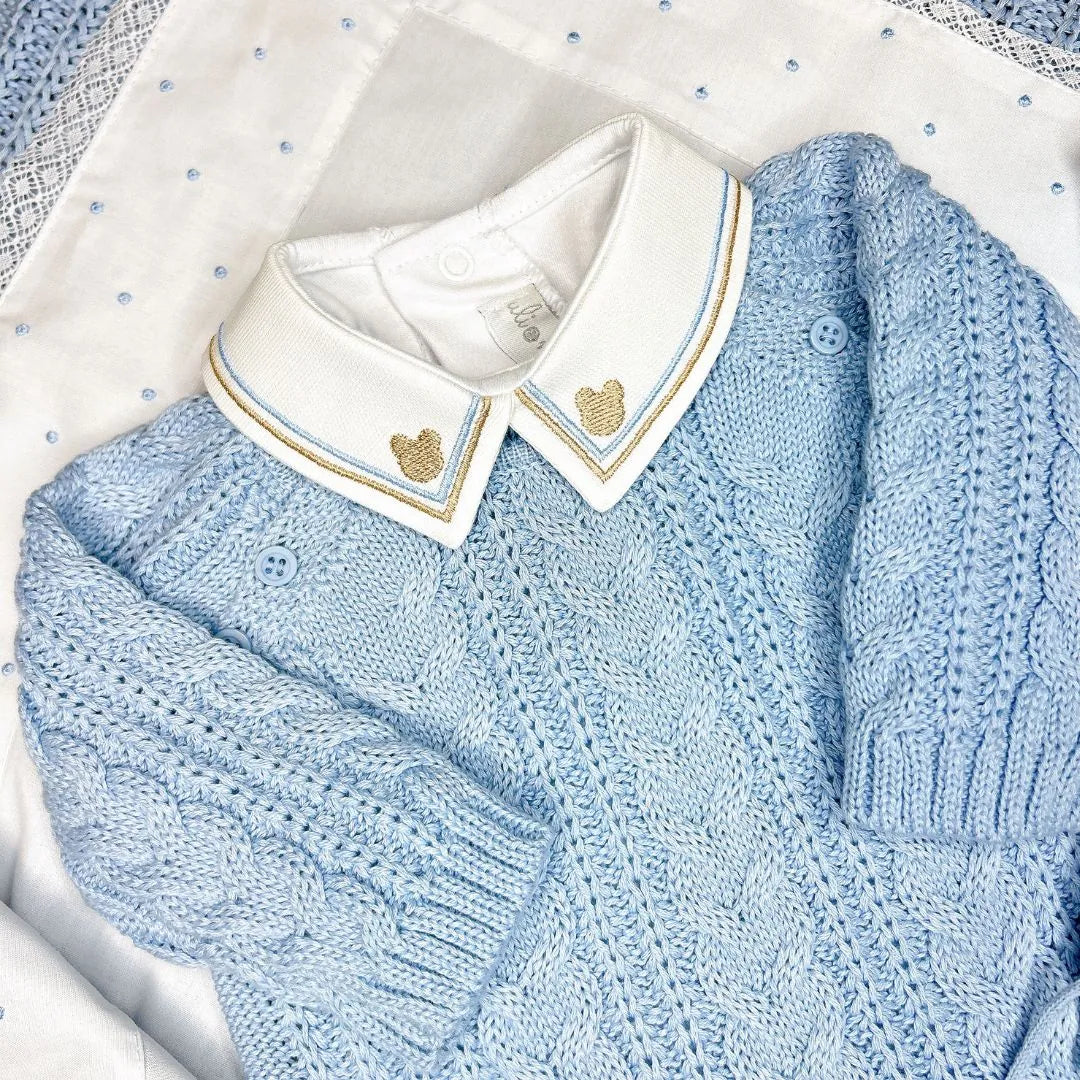 body ursinho branco com gola bordada em tons de azul e bege, decorada com pequenos ursinhos dourados