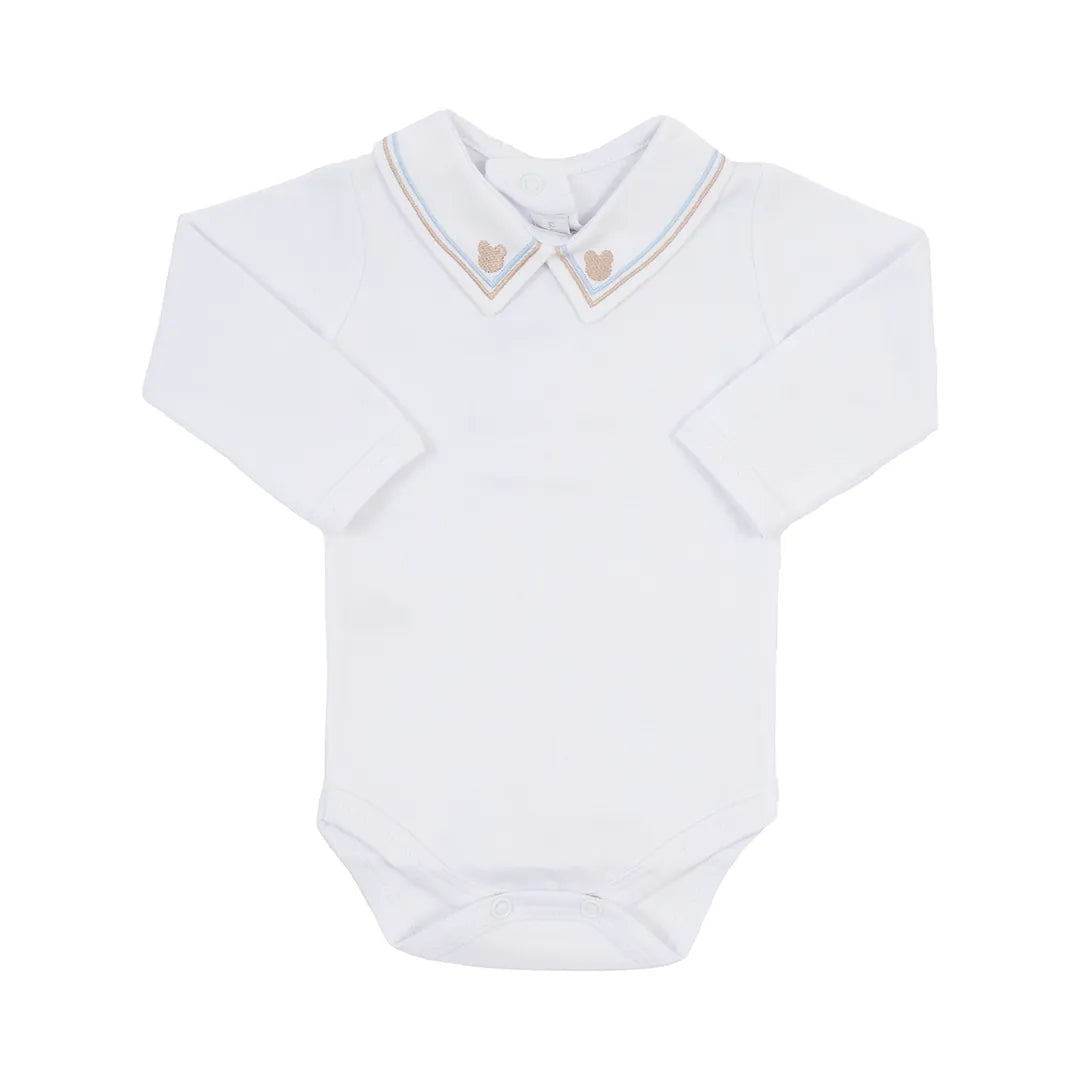 body ursinho branco com gola bordada em tons de azul e bege, decorada com pequenos ursinhos dourados