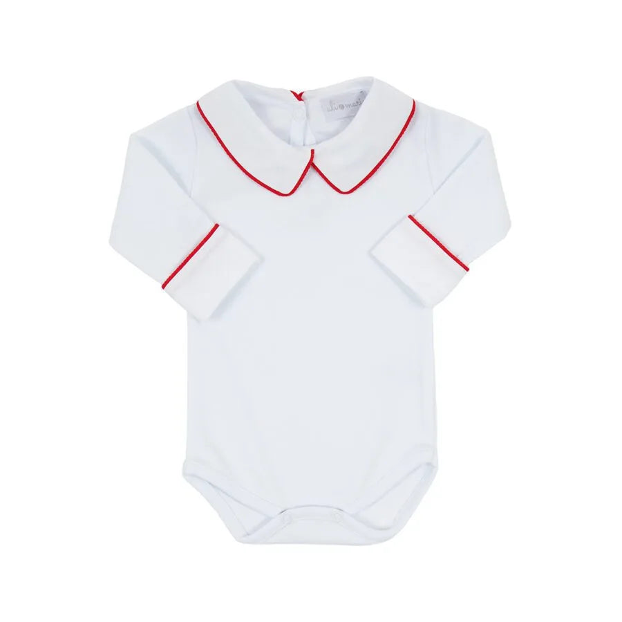 body branco com gola peter pan e punhos decorados com viés vermelho, confeccionado em algodão macio