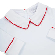 body branco com gola peter pan e punhos decorados com viés vermelho, confeccionado em algodão macio