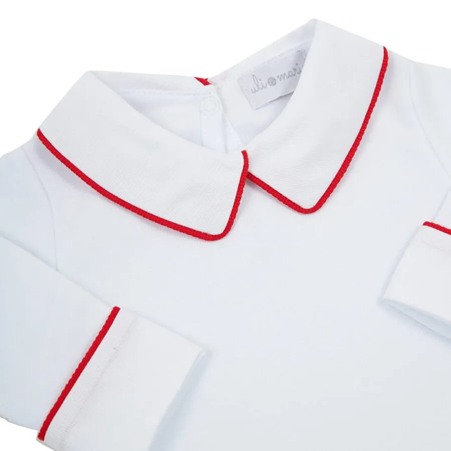 body branco com gola peter pan e punhos decorados com viés vermelho, confeccionado em algodão macio