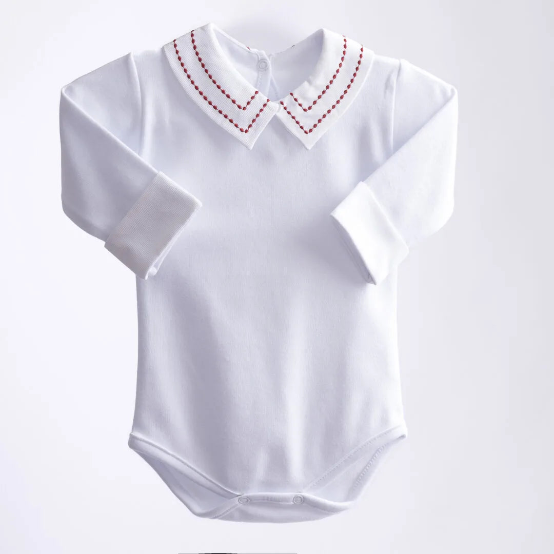 body pontilhado vermelho branco com gola dupla bordada em pespontos delicados, mangas longas com punhos e fechamento por botões