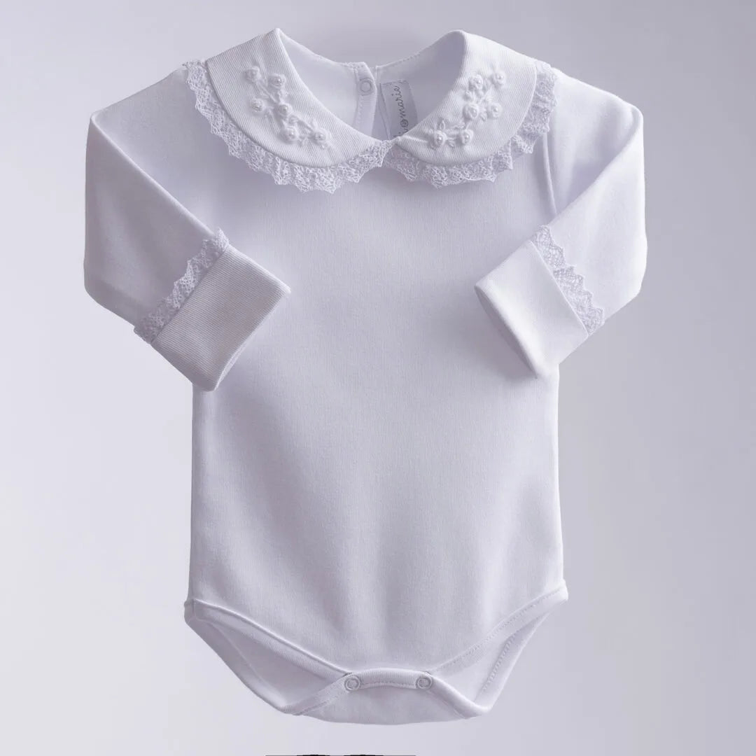 body rendado branco com gola bordada em flores e acabamento em renda delicada, mangas longas e fechamento inferior