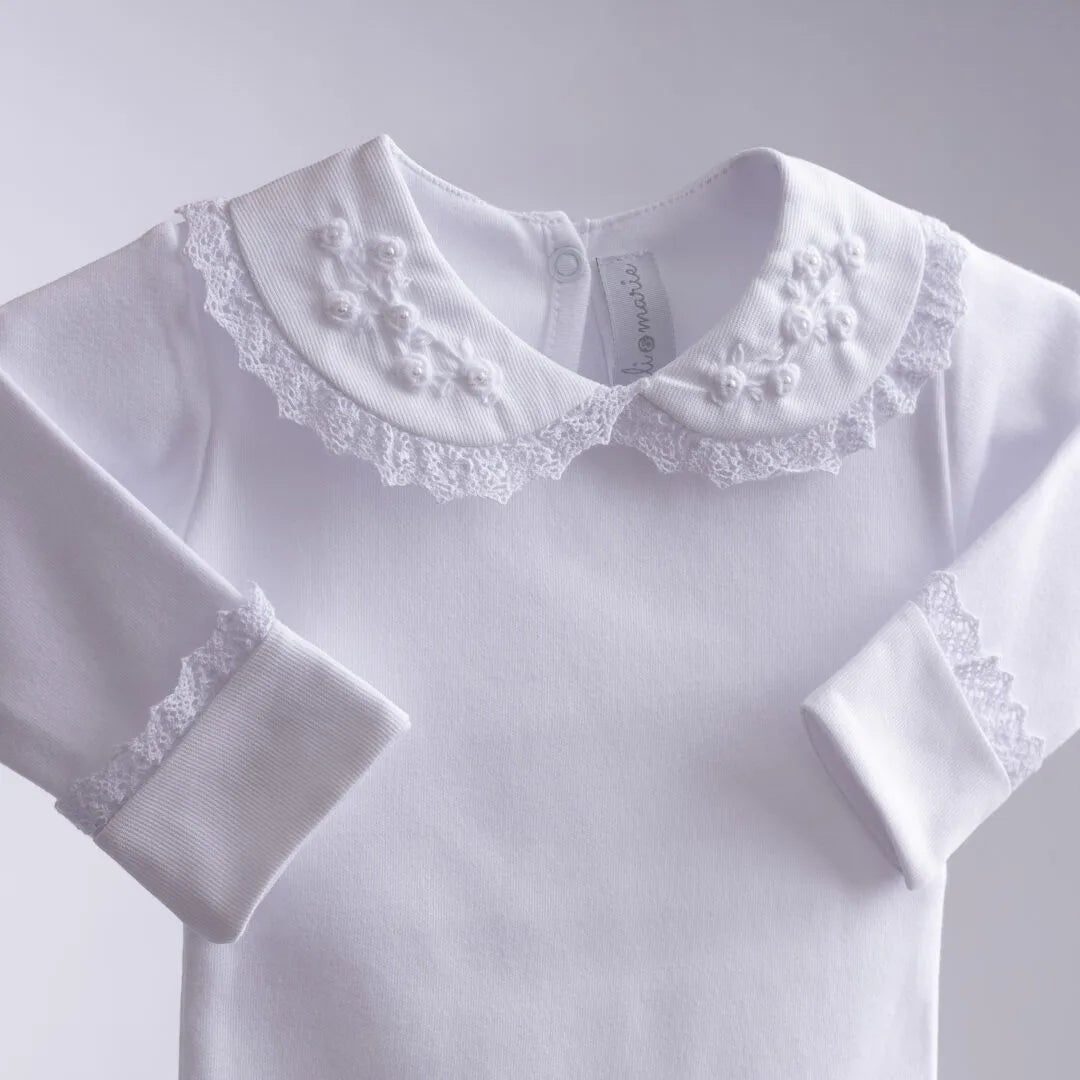 body rendado branco com gola bordada em flores e acabamento em renda delicada, mangas longas e fechamento inferior