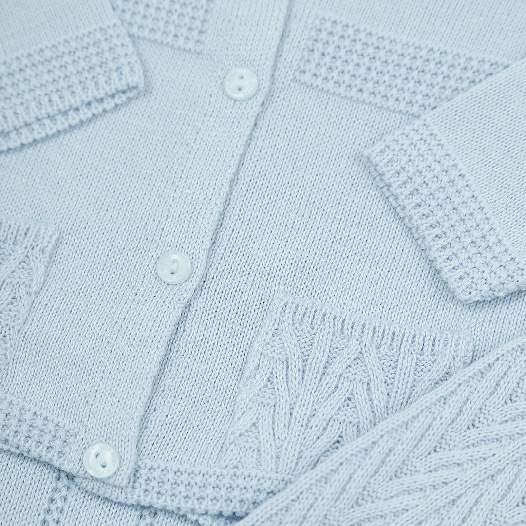 conjunto davi azul bebê de tricot com casaco e calça, calça com pezinho e casaco com botões