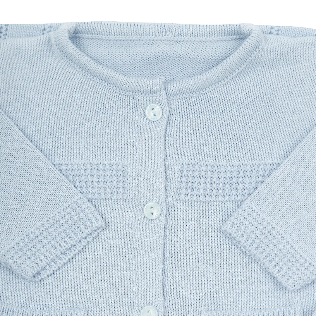 conjunto davi azul bebê de tricot com casaco e calça, calça com pezinho e casaco com botões