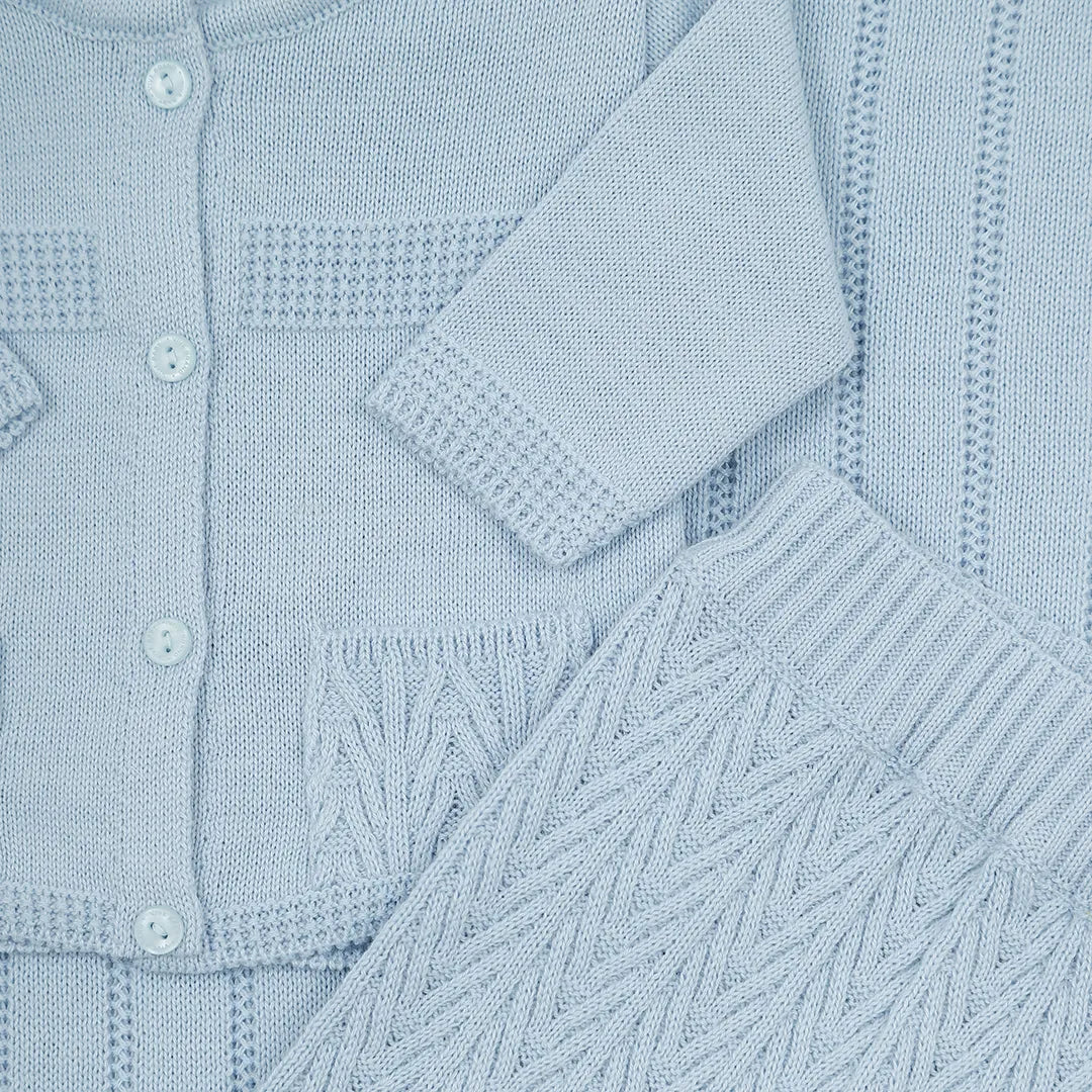 conjunto davi azul bebê de tricot com casaco e calça, calça com pezinho e casaco com botões