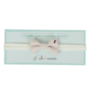 faixa de cabelo borboleta bege com laço em tecido e bordado delicado de borboleta rosa no canto