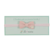 faixa de cabelo floral rosa bebê com laço em tecido e bordado delicado de flor branca com folhas verdes