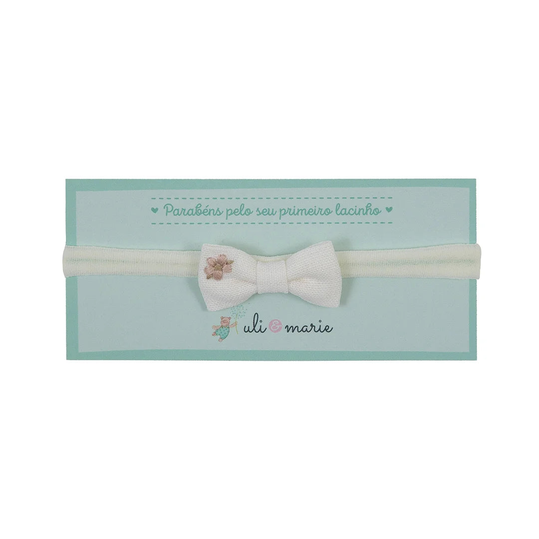 faixa de cabelo helena off-white com laço de tecido claro e bordado de flor bege sobre elástico macio