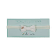 faixa de cabelo helena off-white com laço de tecido claro e bordado de flor bege sobre elástico macio