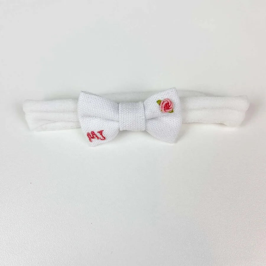 faixa de cabelo personalizada branca com laço bordado em vermelho e inicial decorativa ao lado