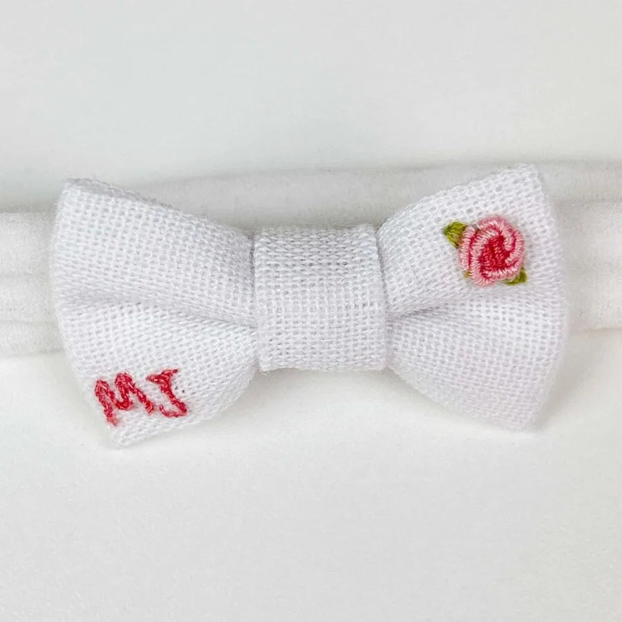 faixa de cabelo personalizada branca com laço bordado em vermelho e inicial decorativa ao lado