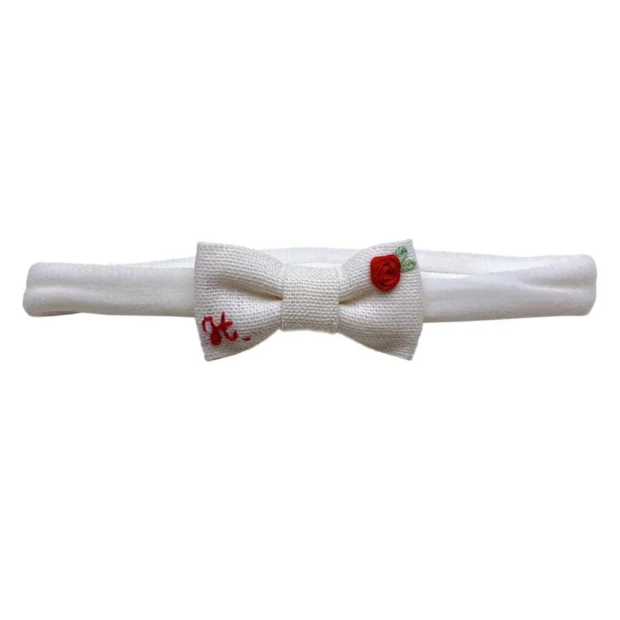faixa de cabelo personalizada branca com laço bordado em vermelho e inicial decorativa ao lado