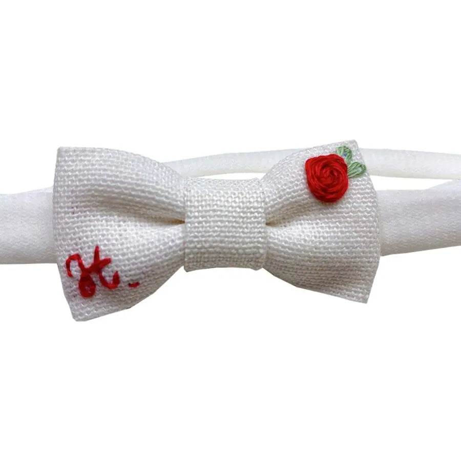 faixa de cabelo personalizada branca com laço bordado em vermelho e inicial decorativa ao lado