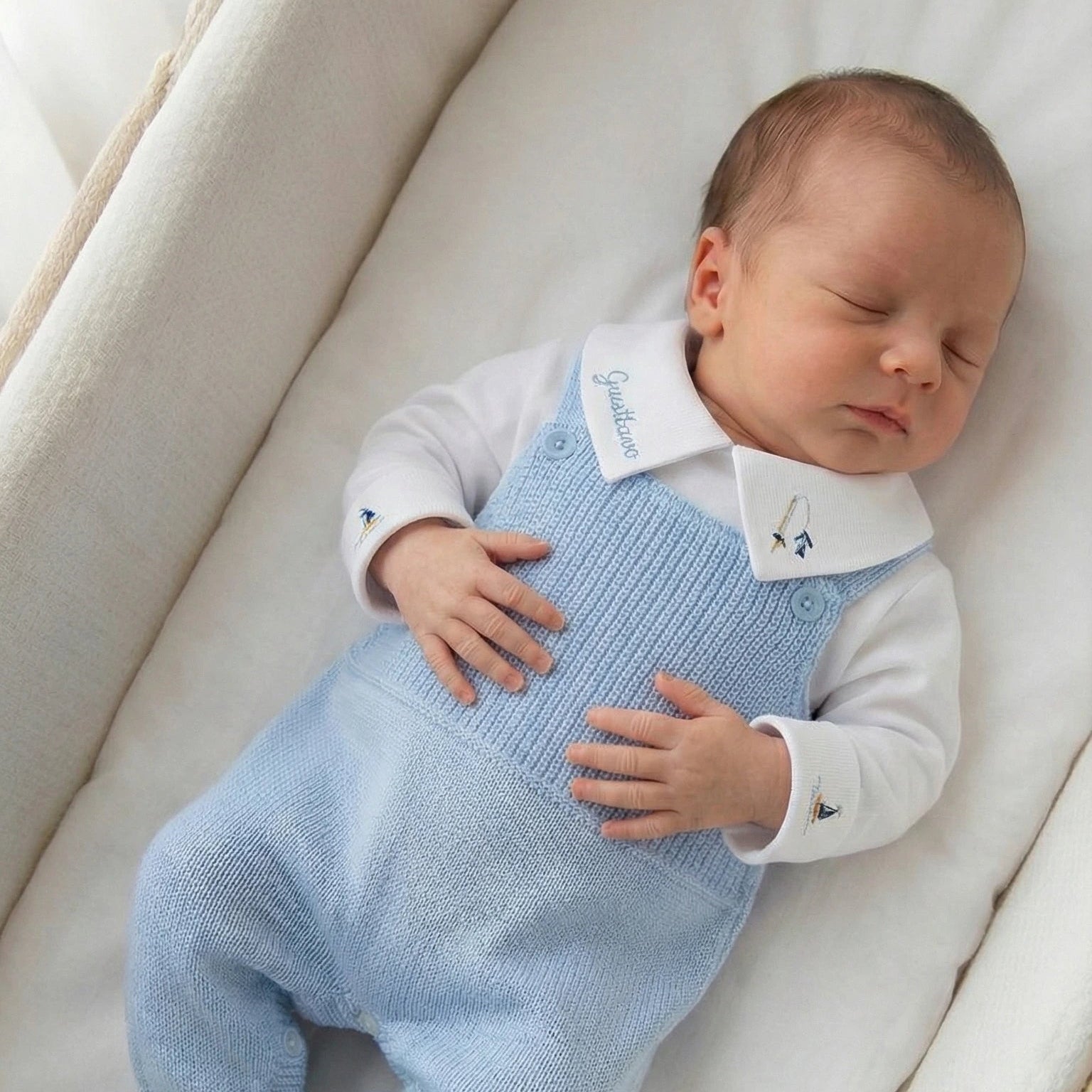 Jardineira e Body Pescaria azul claro com body branco bordado e jardineira em tricô com botões frontais