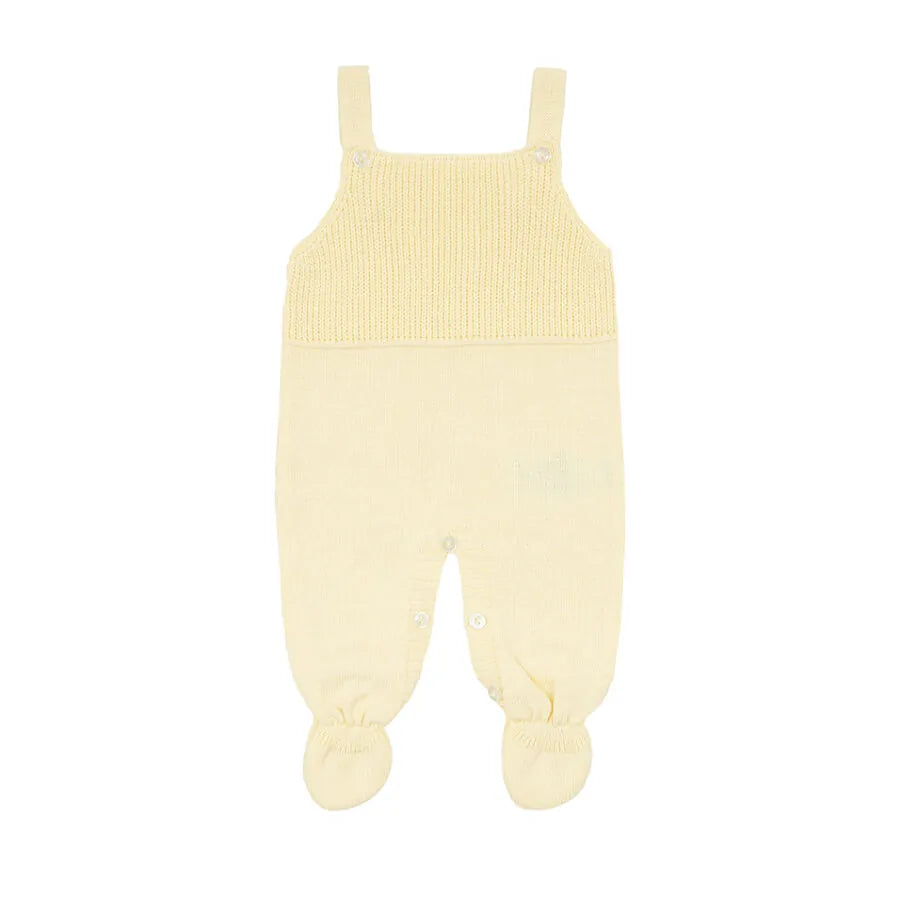 jardineira bambu amarelo bebê em tricot macio com pés e botões de madrepérola nas alças e na parte frontal