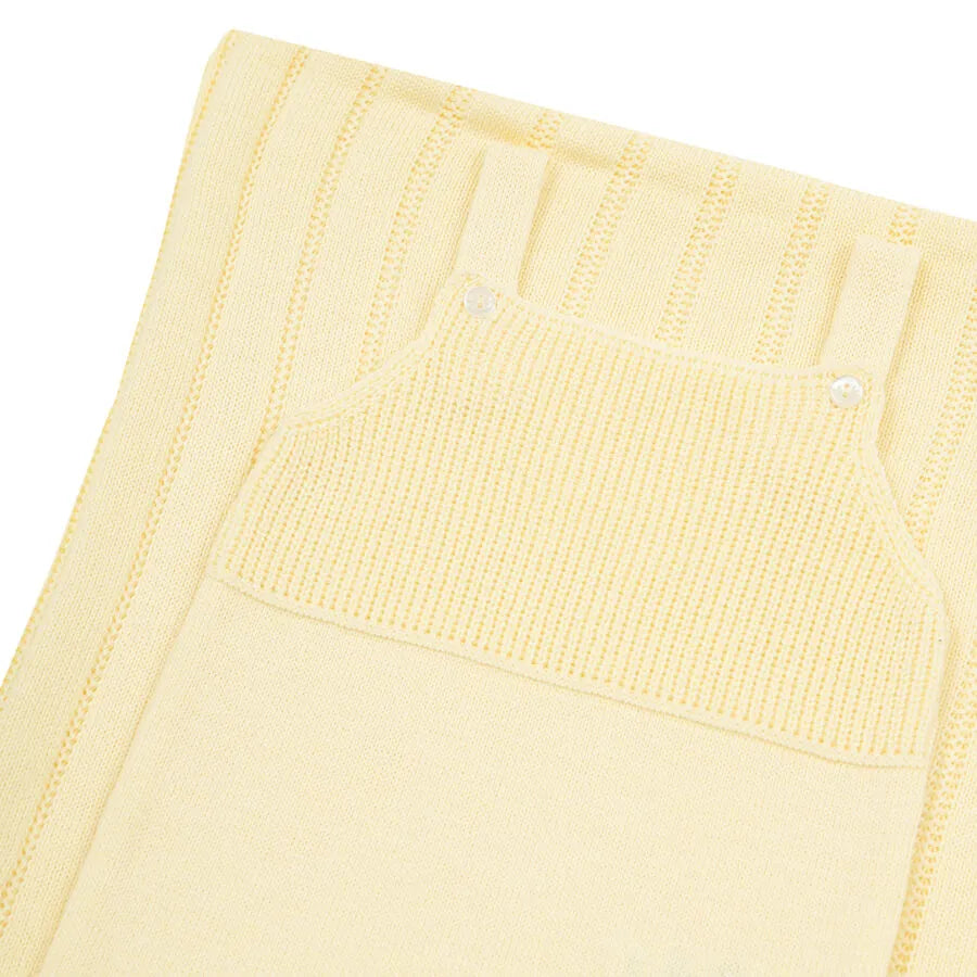 jardineira bambu amarelo bebê em tricot macio com pés e botões de madrepérola nas alças e na parte frontal