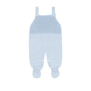 jardineira bambu azul bebê em tricot macio, com pés e botões de madrepérola nas alças e entrepernas