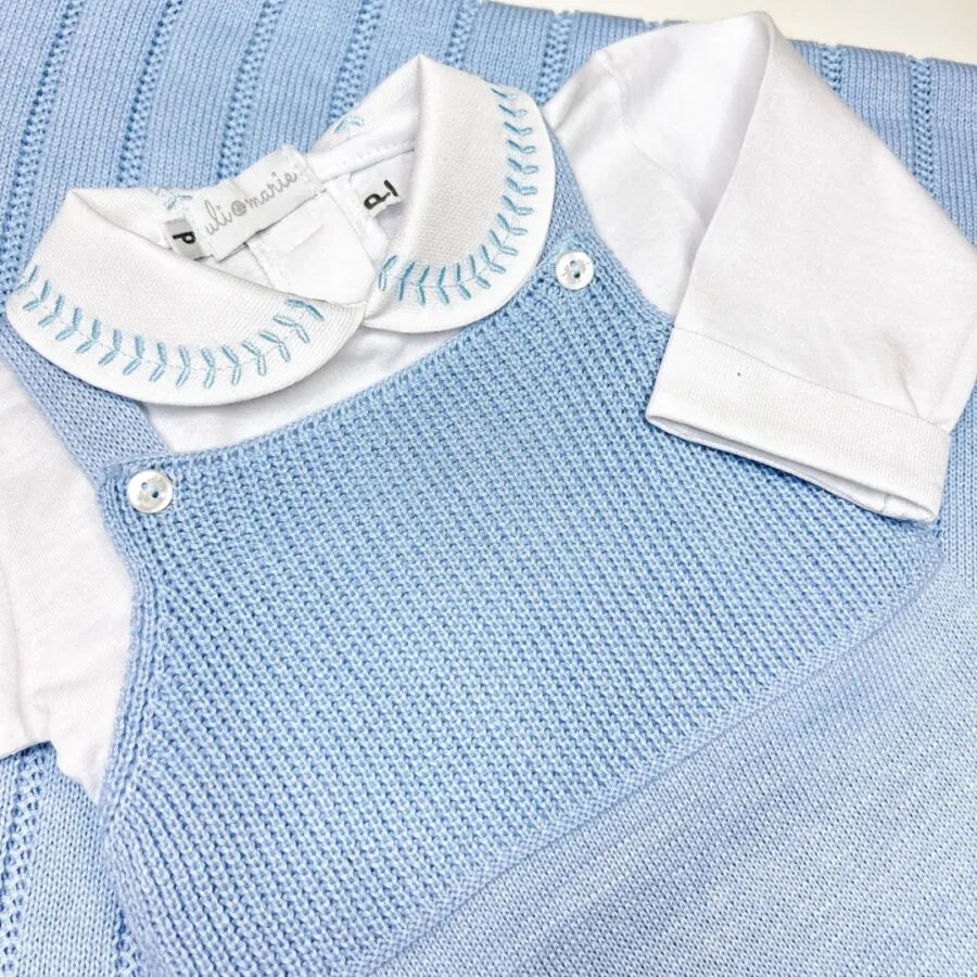 jardineira bambu azul bebê em tricot macio, com pés e botões de madrepérola nas alças e entrepernas