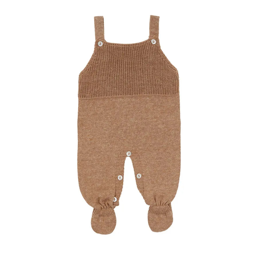 jardineira bambu caramelo de tricot macio com pés fechados e botões de madrepérola nas alças e na frente