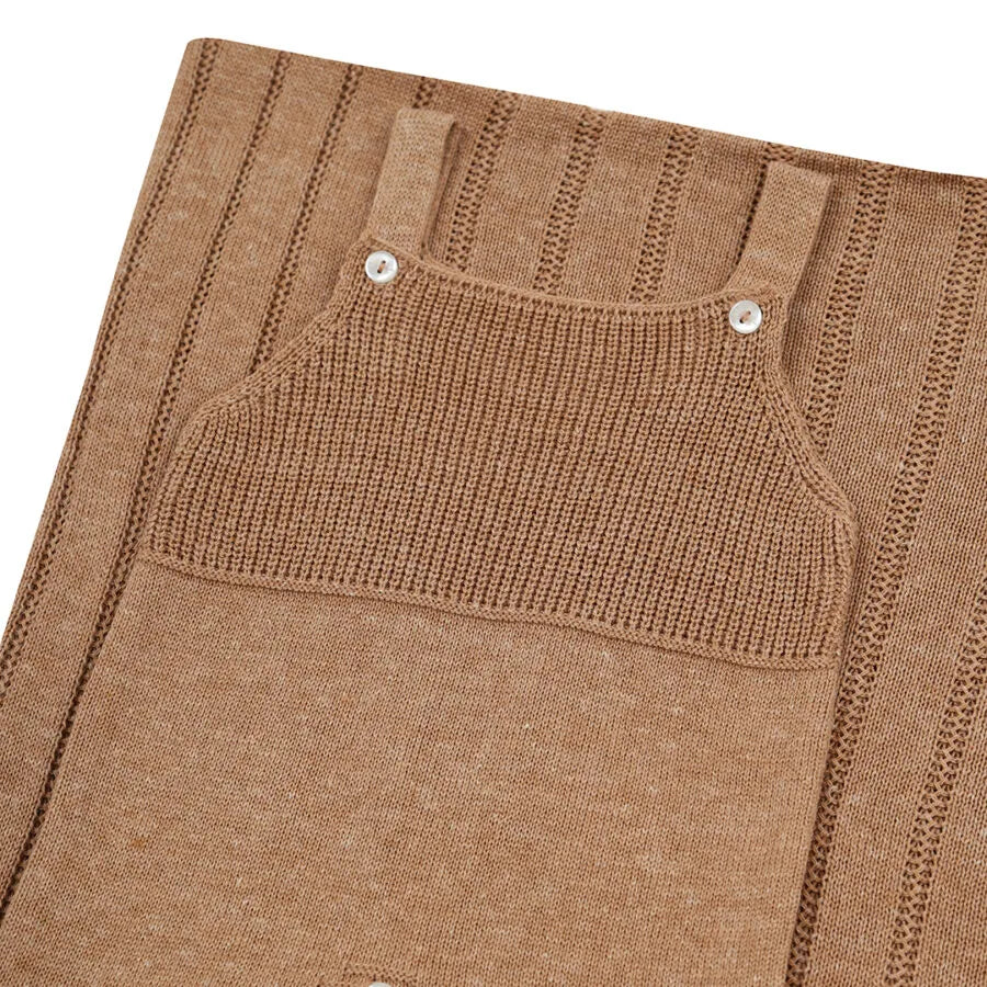 jardineira bambu caramelo de tricot macio com pés fechados e botões de madrepérola nas alças e na frente