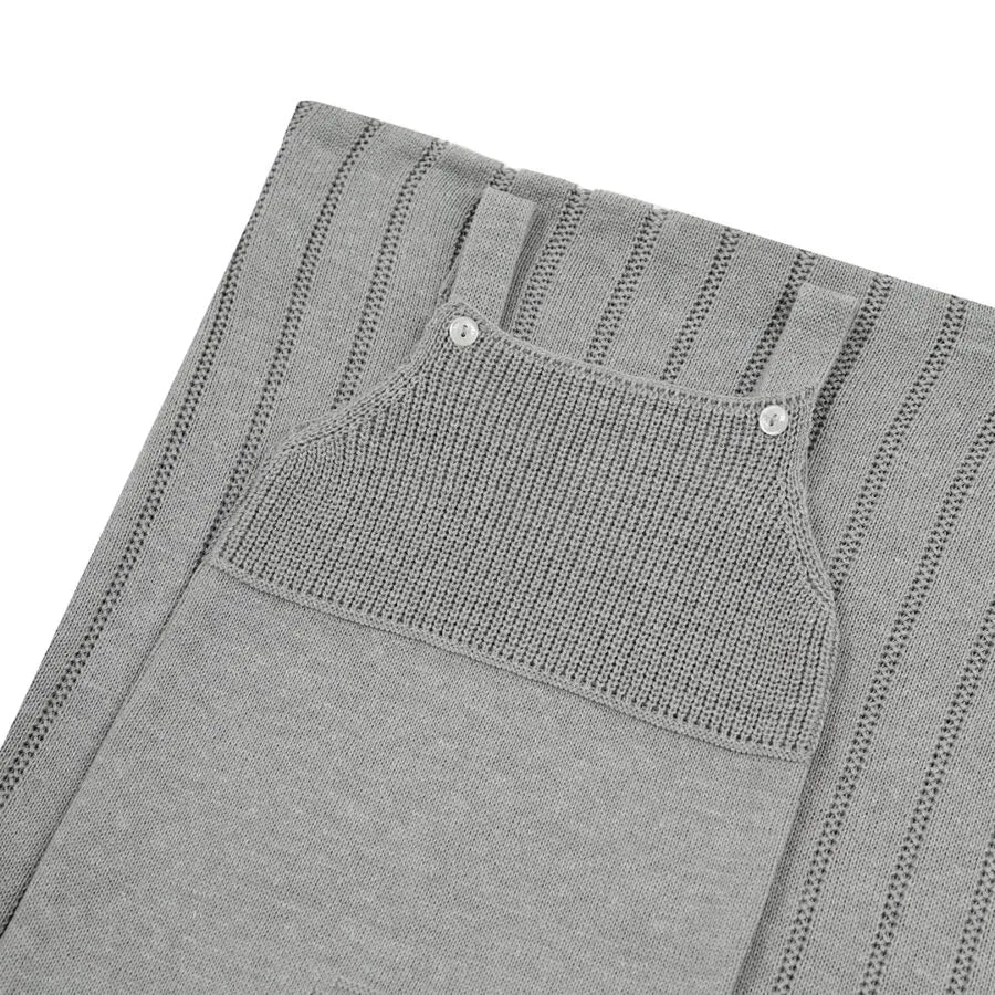 jardineira bambu cinza de tricô com diferentes texturas e abotoamento frontal com botões brancos perolados