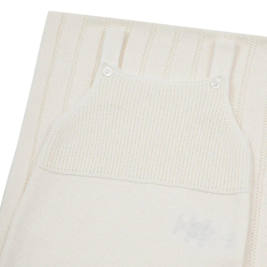 jardineira bambu off-white em tricot macio com pés e botões de madrepérola nas alças e na frente