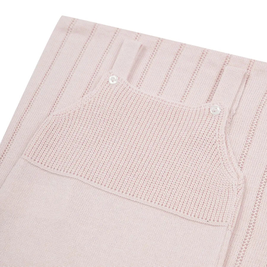 jardineira bambu rosa bebê de uma peça em tricô com alças e pezinho, textura canelada na parte superior