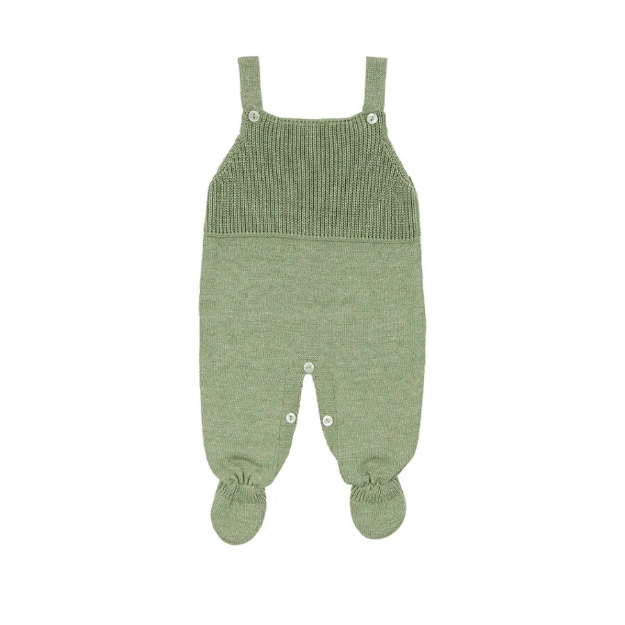 jardineira bambu verde folha em tricot com pezinho, ponto canelado no peito e botões de madeira nas alças