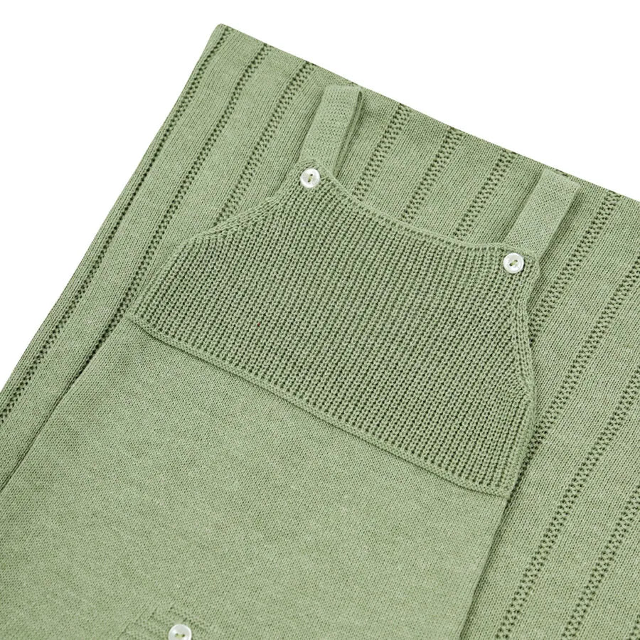 jardineira bambu verde folha em tricot com pezinho, ponto canelado no peito e botões de madeira nas alças