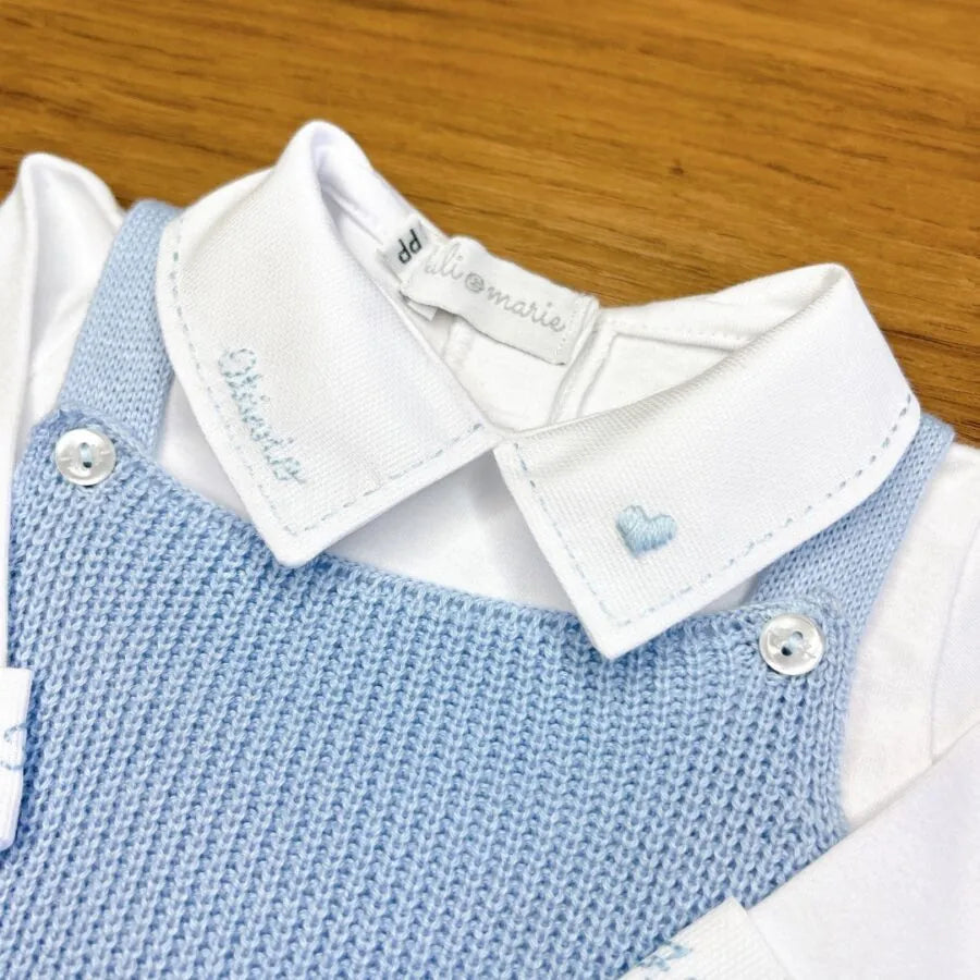 jardineira bambu azul bebê, body branco com gola personalizada luísa e detalhe de mini coração bordado